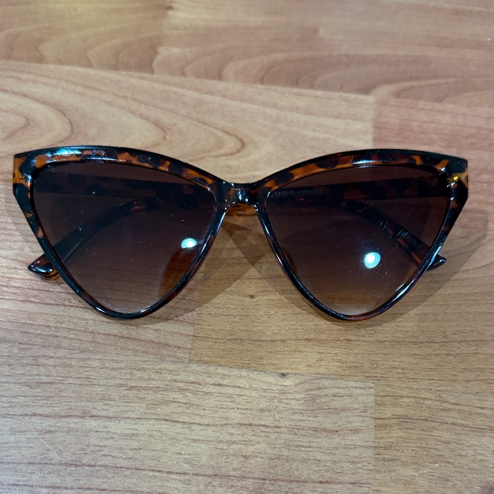 Retro Tortoise Shell Cat-Eye Sunglasses